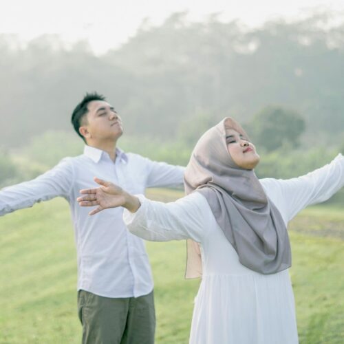 Start a gratitude journal with handwritten thankfulness prompts, surrounded by a cozy setting for mindful reflection.